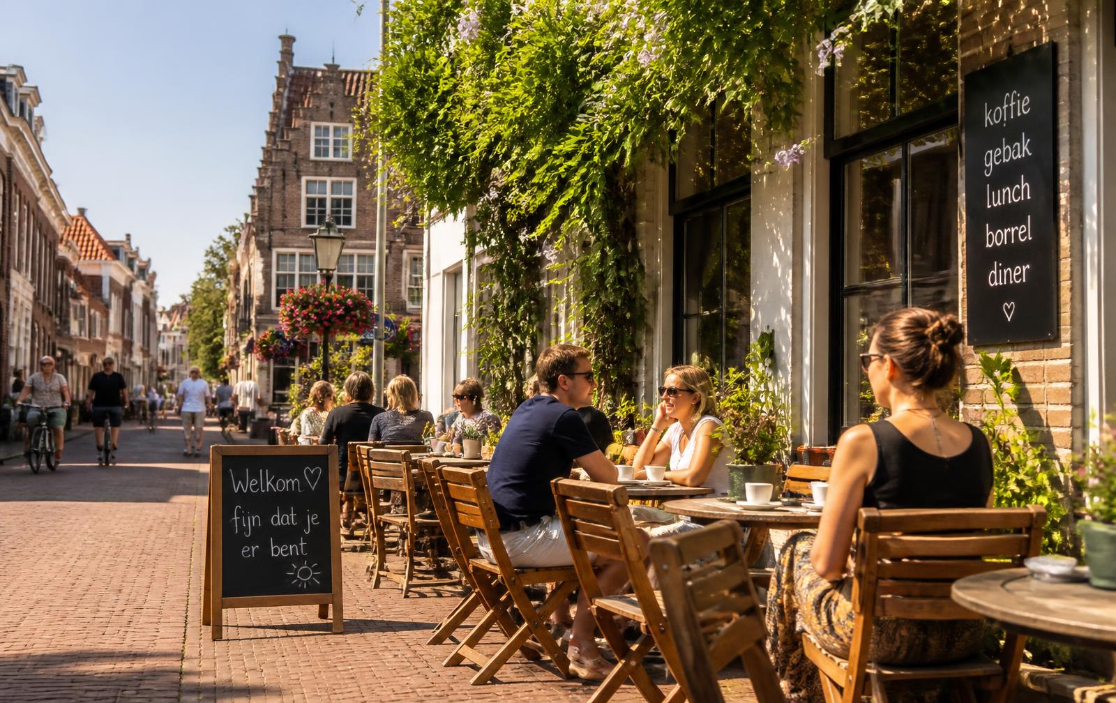 Zonnig terras in een Hoornse straat